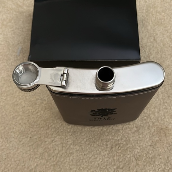 Woodway Golf Club Leatherette Flask New Canaan Connecticut - Picture 4 of 6